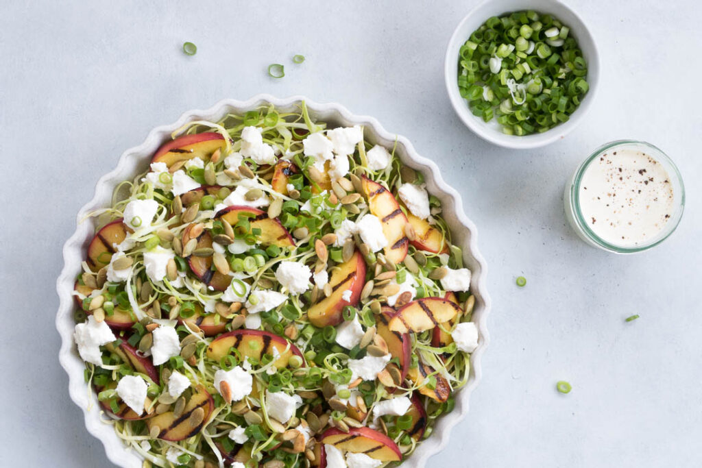 Spidskålssalat med grillede nektariner og feta - opskrift på salat med nektariner