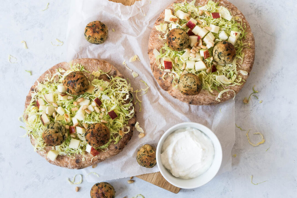 Persillefalafler med kålsalat og peberrodsdressing