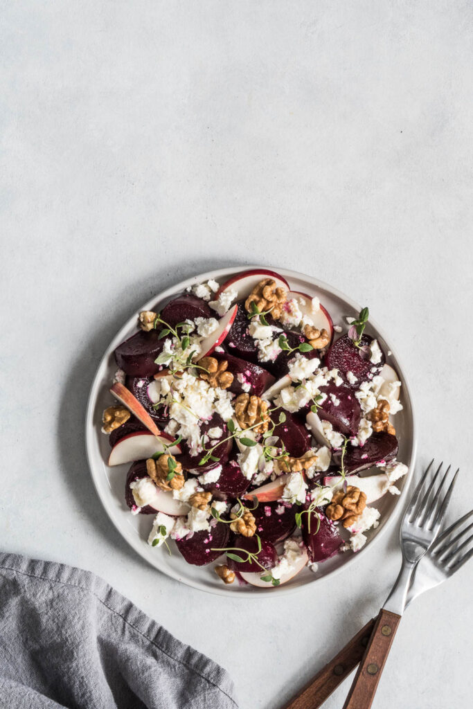 Salat med rødbede, æble, valnødder og feta - opskrift