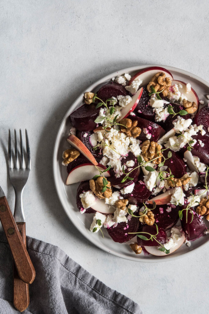 Rødbedesalat med feta og timian - opskrift på salat med rødbede og æble