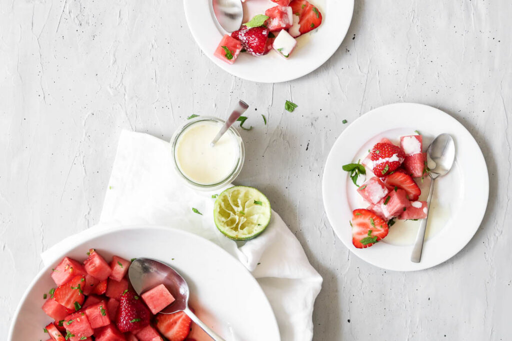 Vandmelon-jordbær salat med lime og mynte - opskrift 