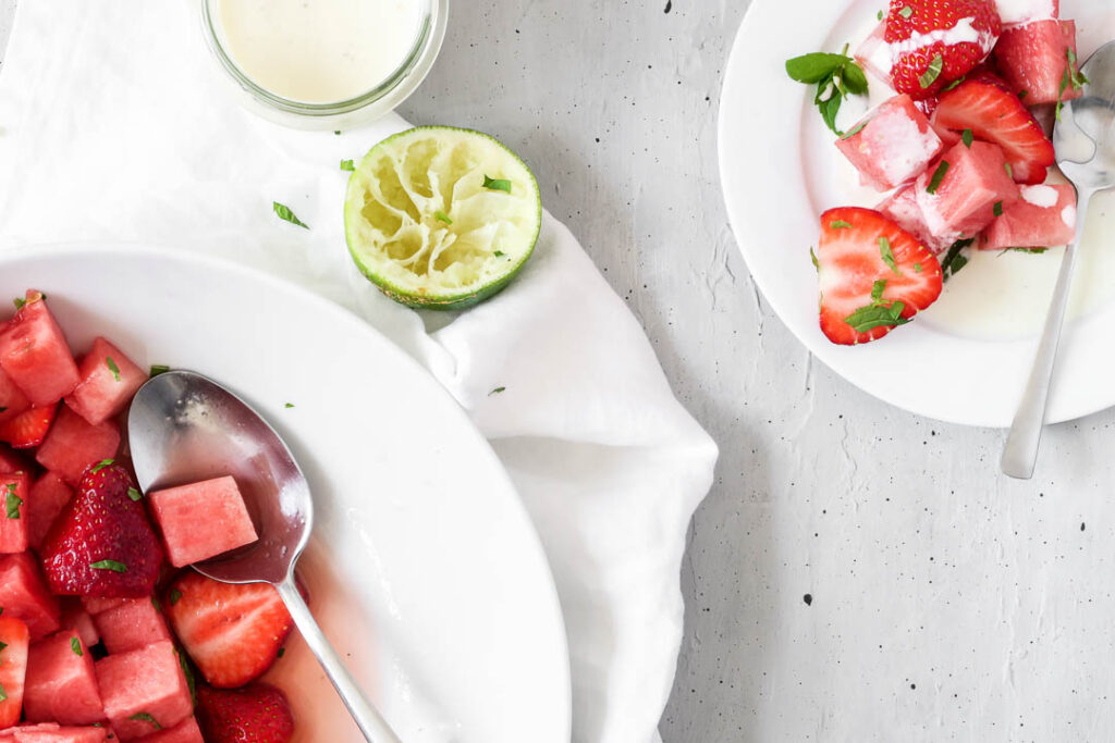 Nem sommerdessert - frugtsalat med vandmelon, jordbær og syrnet fløde